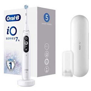 Oral-B iO 7n Cepillo Eléctrico Recargable Tecnología De Braun, 1 Mango Blanco Con Diseño De Alta Gama Y Tecnología Magnética, Pantalla En Blanco Y Negro, 1 Cabezal Recambio, 1 Funda De Viaje Premium