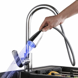LAIWOO Grifo de cocina LED con muelle en espiral, giratorio 360°, extensible, acero inoxidable, con 3 modos de ducha extensible