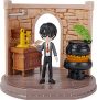 HARRY POTTER – WIZARDING WORLD – HARRY POTTER MAGICAL MINIS – Set Aula de las Pociones con 1 figura Harry Potter Exclusiva 8 cm y 3 Accesorios – 6061847 – Juguetes Niños 5 Años +
