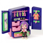 KOOKYLOOS Robin’s Wardrobe – Armario con más de 18 accesorios de moda y muñeca exclusiva con 3 expresiones divertidas, Incluye 2 outfits, accesorios y zapatos, perchas, cajones y 3 stickers