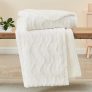 Qucover Manta de Piel Sintética, Diseño de Doble Cara, Mullida y Blanca, para Sofá y Sillón, Ultra Suave, Cómoda,Ccálida y Lujosa. Manta de Franela con Rayas de Pincelado de 127×152 cm para Invierno.