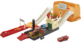 Disney Pixar Cars Conjunto de Juego Race & Go – Caja con 20+ Accesorios – Incluye Coche Rayo McQueen y Tractor – Regalo para Niños de 4+ Años